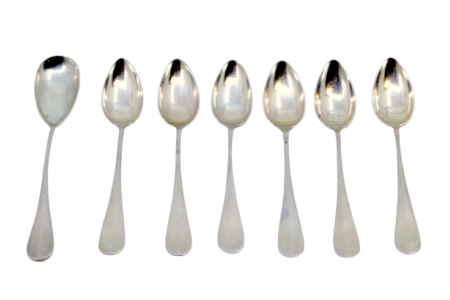 Conjunto de seis colheres de café e pá de açúcar em prata lisa e frisos nos cabos.